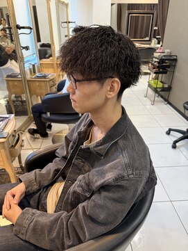 アイズ 海老名(AIZU) ツイストスパイラルパーマ 刈り上げマッシュ メンズヘア 眉毛