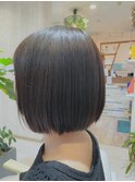 ボリュームを抑えるタイトなボブスタイルに