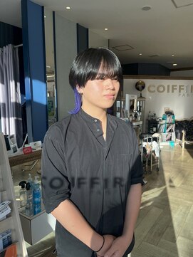 コワファースト 大分(COIFF1RST) マッシュウルフのインナーカラー水色