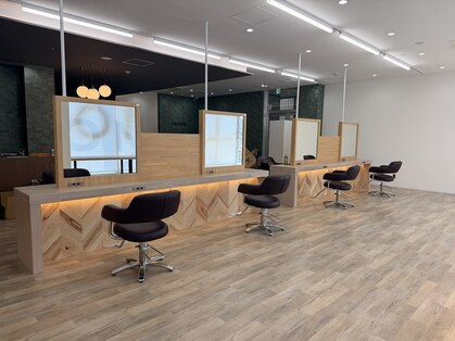 サロンズ 富田駅前店(SALONS)の写真