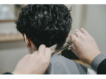 The Hair Lounge【メンズサロン】半個室/MEN'S カット/MEN'S パーマ/ヘッドスパの写真/一人のスタイリストが仕上げまで担当！マンツーマン施術で髪の悩みも気軽に相談できるプライベートサロン