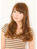 大きめカールでフェミニンな印象の艶感あるドーリーロング