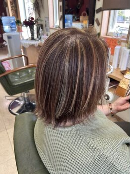 ブルージュの写真/地域の大人女性から支持を集めるサロン。お得なのに、しっかり染まるから、いつまでも若々しい印象へ。