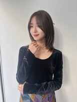 顔まわり大人ストレートレイヤーミディアム