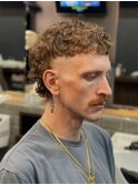 マレットヘア×波巻きツイストスパイラルの海外BARBERムード