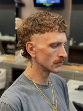 マレットヘア×波巻きツイストスパイラルの海外BARBERムード