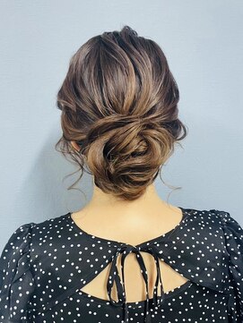ヒュミ(hymy) 二次会シニヨン/参列シニヨン/シニヨンアレンジ/お呼ばれヘア