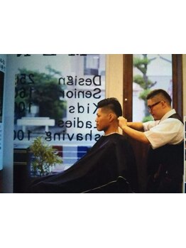 朝は出勤前に夜は20時以降も利用可能◎お忙しいビジネスマンにとって嬉しいサロン。癒せる個室もございます