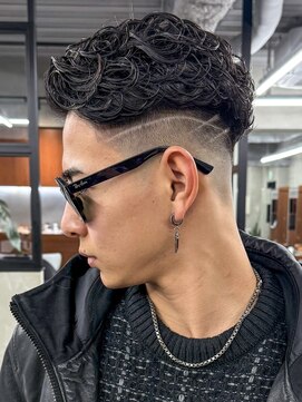 ニコ トウキョウ ロジック(nico TOKYO Logic) 極道パーマホワイトメッシュフェード短髪メンズ髪型