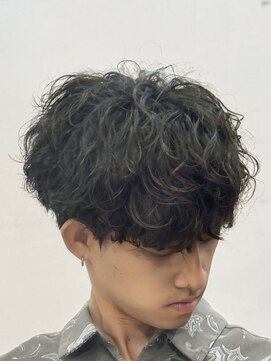 バース バイ ハピネス(BIRTH by happiness) 韓国へアカルマパーマワックスなしセンターパート黒髪ウルフ