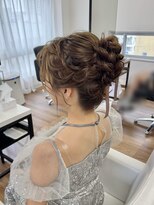 オウン(AUN)&nbsp;両サイド編み込み高めアップ