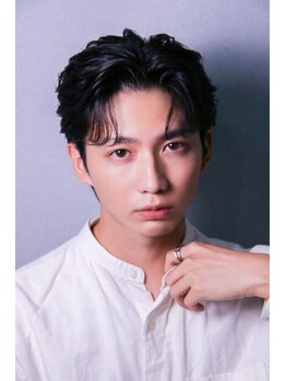 トレンドカラーとブリーチの魅力を活かしたスタイルで、お客様一人ひとりの個性を引き出します！