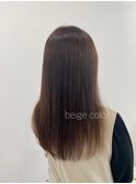 ストレートスタイル×ベージュカラー