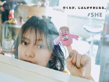シー 岡崎(,SHE)