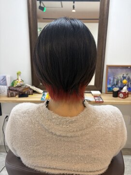 黒髪ショート×スカーレットのインナーカラー