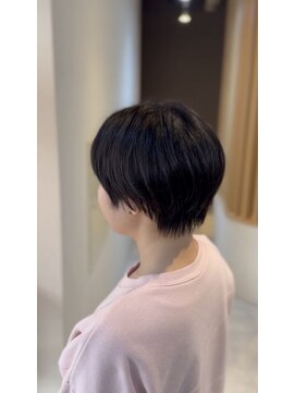 イゾラ(isola) 甘さを抑えた中性的な雰囲気を楽しむボーイッシュショート