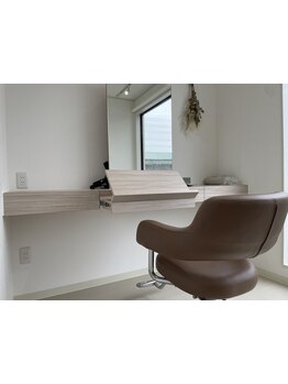 個室空間のご用意あり。髪や頭皮のお悩みなどプライベートなご相談もOK。ゆったりできる上質な空間が◎