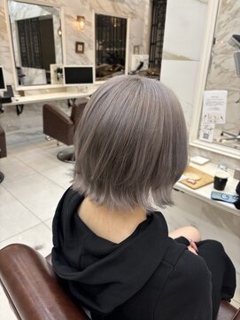 ティンク 関内(Tink) ホワイトシルバー&レイヤーボブ