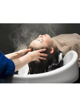 目の疲れや肩こりを緩和！マッサージキャリアの長いスタッフによる極上のヘッドスパを体験＊