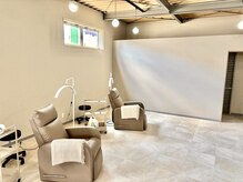 トゥーインワン(2in1)の雰囲気（まつ毛ブースもございます！）