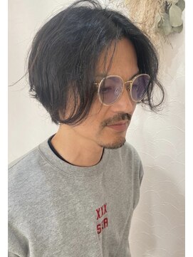 ロニ(Roni) 前下がりセンターパート