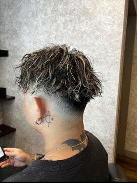 キタセンジュバーバー バイ ティーズ(KITASENJU BARBER by T's) フェードハイライトパーマ