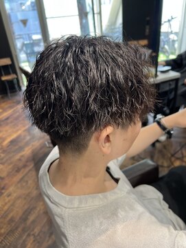 スキル(SKILL) 縦落ちツイストスパイラルパーマ×センターパート