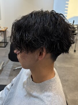 ヒュイル バイ ニアウ(Hwyl by Niau) MEN’S HAIR/波巻ツイストスパイラル/センターパート/伊勢崎