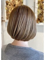 フロール(florun)&nbsp;顎ラインレイヤーボブ×スカイブルーハイトーン【ハイトーン】