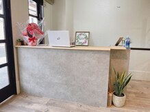 ミュアーズ(Mures)の雰囲気（入口左辺にあるカウンター。洗練されたオシャレな空間です。）