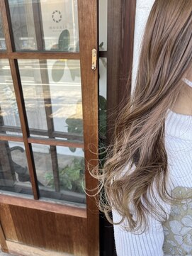 ムエール(mouair) ホワイトベージュ×ライトブラウン