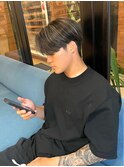 ハイライトツーブロック刈り上げセンターパートコンマヘア