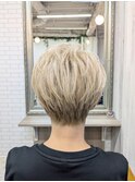 ホワイトブロンド白髪を生かして金髪ショート　40代50代60代
