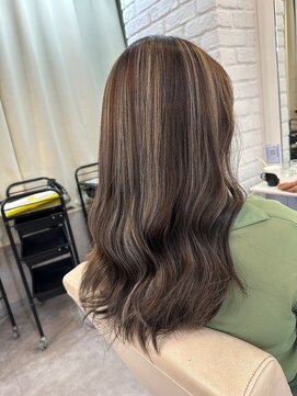 トッカ ヘアアンドトリートメント 難波店 ハイライトが可愛いグレージュのデザインカラー