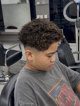 グルーマーズトウキョウ(GROOMER/S TOKYO) ブルーブラックフェザーパーマスパイキーショートサーフカール