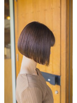 コモド(COMODO) ミニマルデザインのオータムボブ