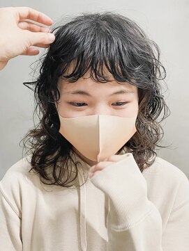 トゥコ(tuco) ウルフ　ミディアム　パーマ　黒髪　ショートバング