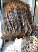 カーキグレージュ×ハイライト×切りっぱなしボブ