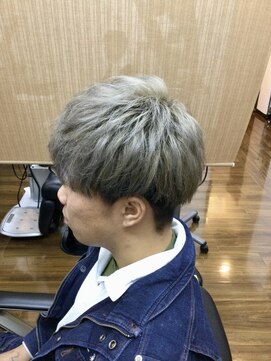 タウラアルチザンヘアー シルバーツーブロマッシュ