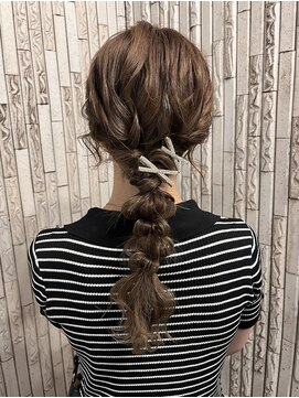スリー(three) ヘアセット ヘアアレンジ 編み下ろし