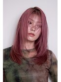 ピンクカラーとレイヤーで存在感を放つ王道ロングスタイル