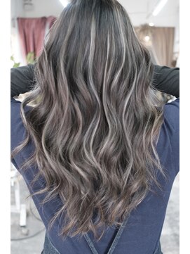 マリアナ(Mariana) ハイライトショートヘアレイヤーカットダブルカラー