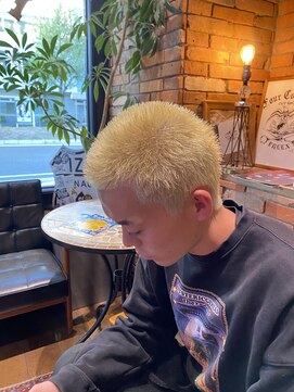 フォーコーナーズ(Four Corners) 金髪ボウズ