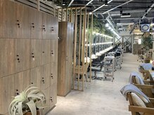 ザ ラボ アングゥ(The Labo ungu)の雰囲気（広々とした店内）