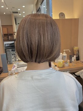 ウイバイファースト(u'i by first) すこ～し前下がりなワンレンボブスタイル