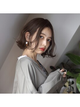 アトリエ フェム(atelier.fem) [atelier.fem]動きのあるボブミディ×グレージュカラー