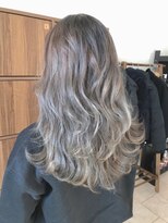 クティエ(Cuthie) ホワイトシルバーのグラデーション