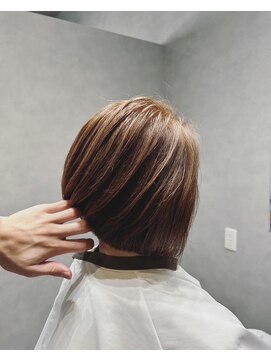 アクロマティック(Achromatic) おしゃれ前下がりボブ