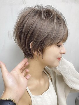ミィ 浦和(mee) 【mee.】　耳掛けショート  グレーアッシュ