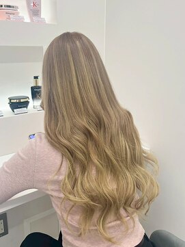 シイム(CYM) 艶髪カラー/透明感/ゆる巻きロング/ホワイトベージュ